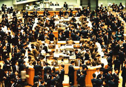 Floor trading at the new stock trading floor (2): Introduction of a system to streamline operations at stock trading floor(November, 1990)